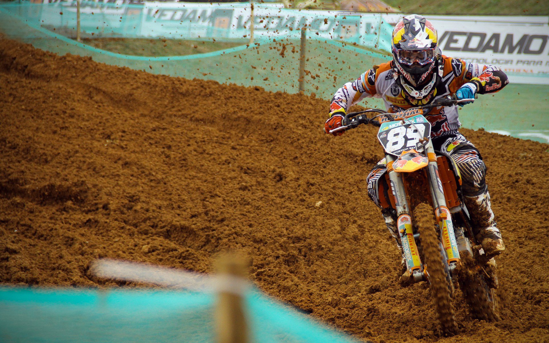 电子竞技足球联赛火爆，传统体育与虚拟竞技结合逐渐深化，电子竞技足球队